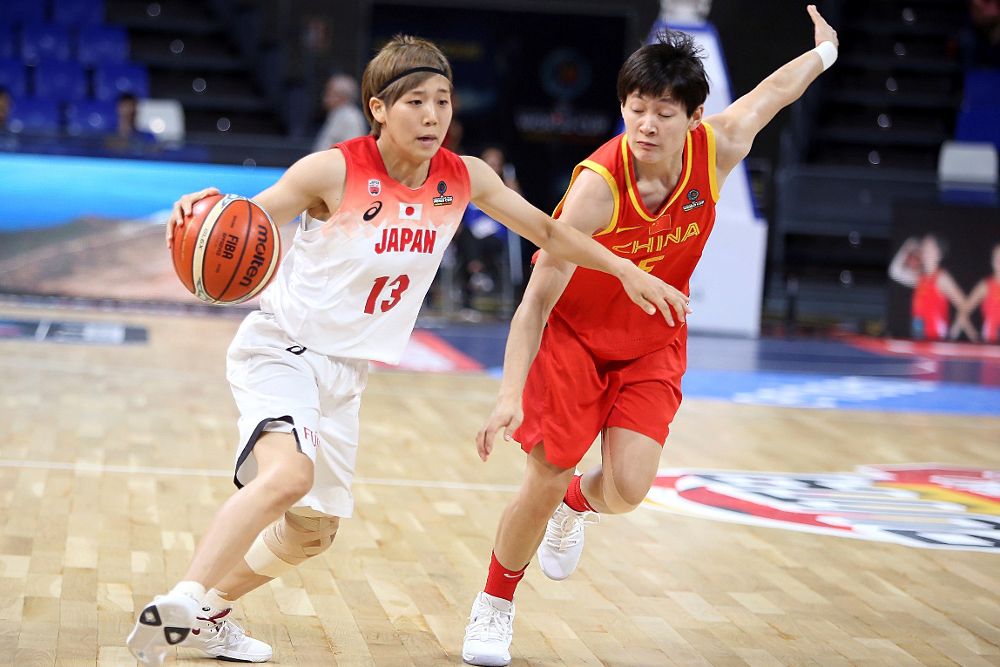 2018.- La base de la selección de Japón, Rui Machida (i), conduce el balón ante la jugadora de China Ting, durante un partido preparatorio para el Copa del Mundo de Baloncesto: