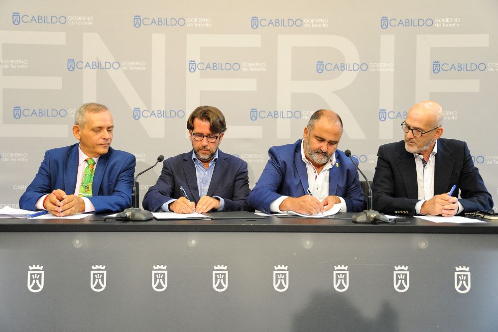 El presidente del Cabildo (2º i) y el alcalde de El Rosario (2º d) firman el convenio.