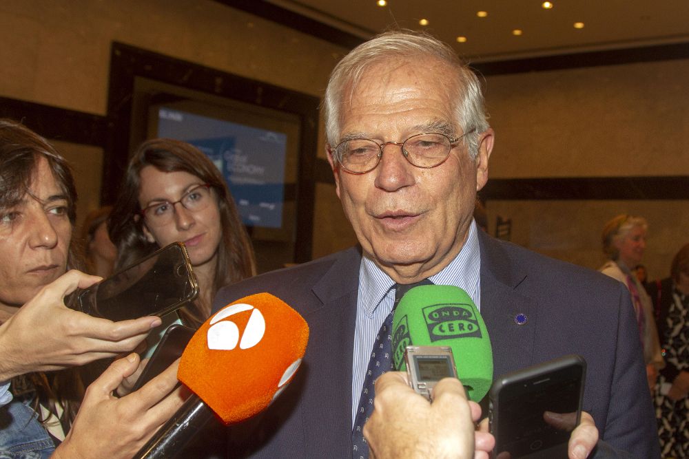 Josep Borrell atiende a la prensa al final de la clausura del foro económico "Latinoamérica, España y los Estados Unidos en la economía global" que organizan la Cámara de Comercio España-EE UU y el periódico El País.