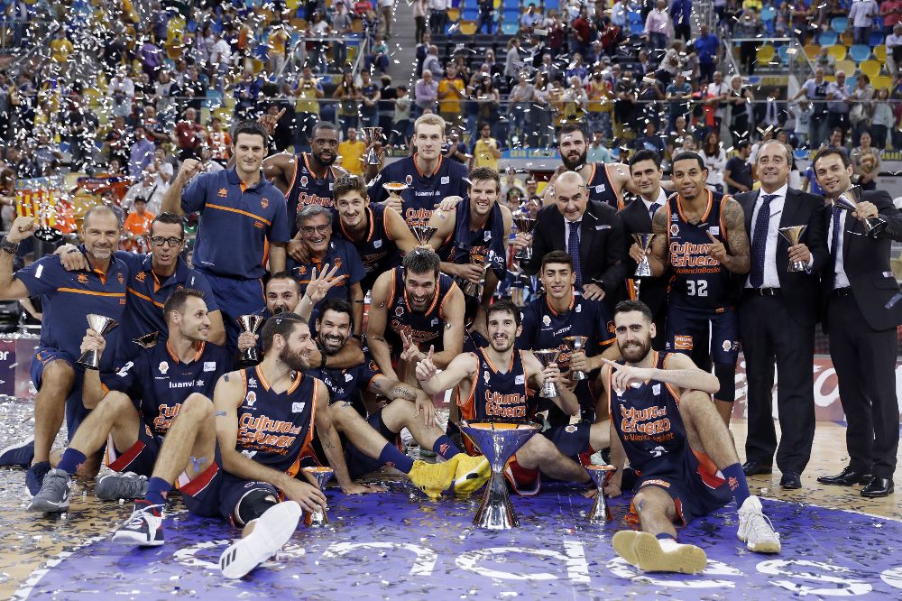 El Valencia Basket celebra el título de la Supercopa.