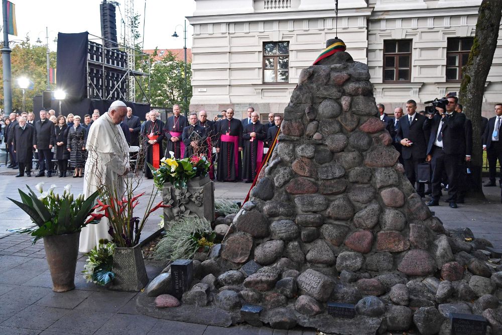 El papa Francisco reza frente a un memorial en el Museo de las Ocupaciones y Luchas por la Libertad en Vilnius, Lituania.