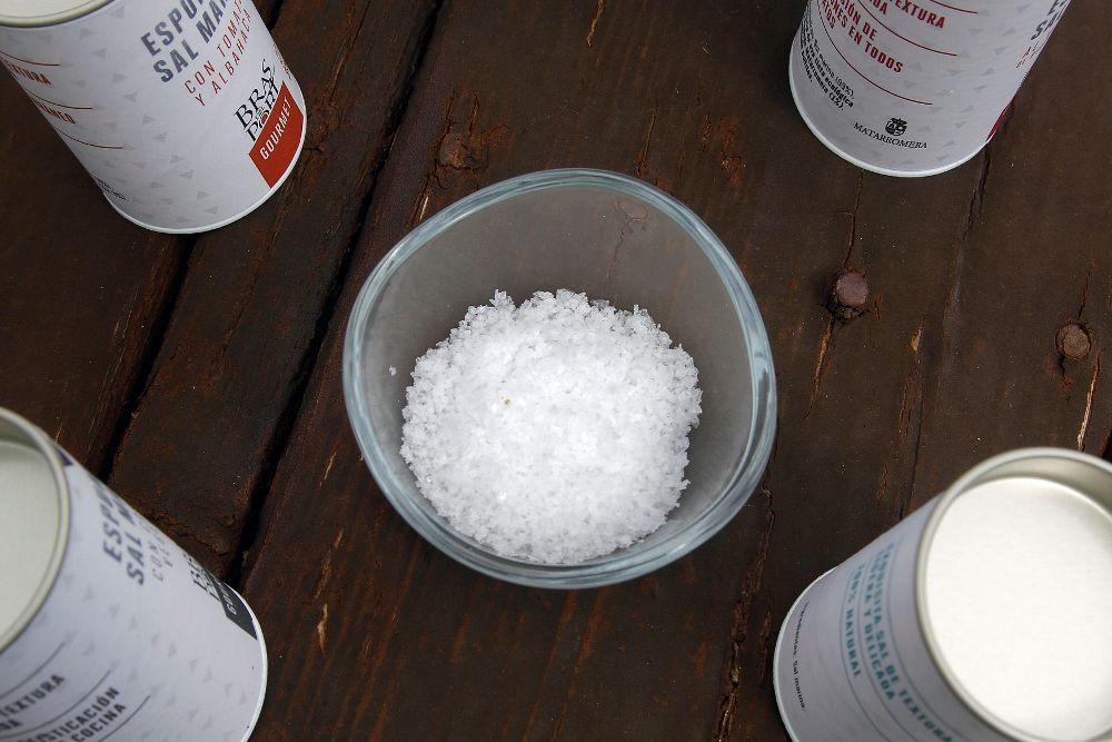 La única "espuma de sal" que existe en el mundo se produce en el parque natural de las salinas de Santa Pola gracias al trabajo que se realiza en el laboratorio de I+D+i de las salinas Bras del Port.
