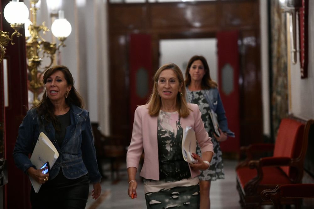La diputada del PP Alicia Sánchez Camacho y la presidenta del Congreso, Ana Pastor (de izquierda a derecha), asisten a la reunión de la Mesa del Congreso de los Diputados.