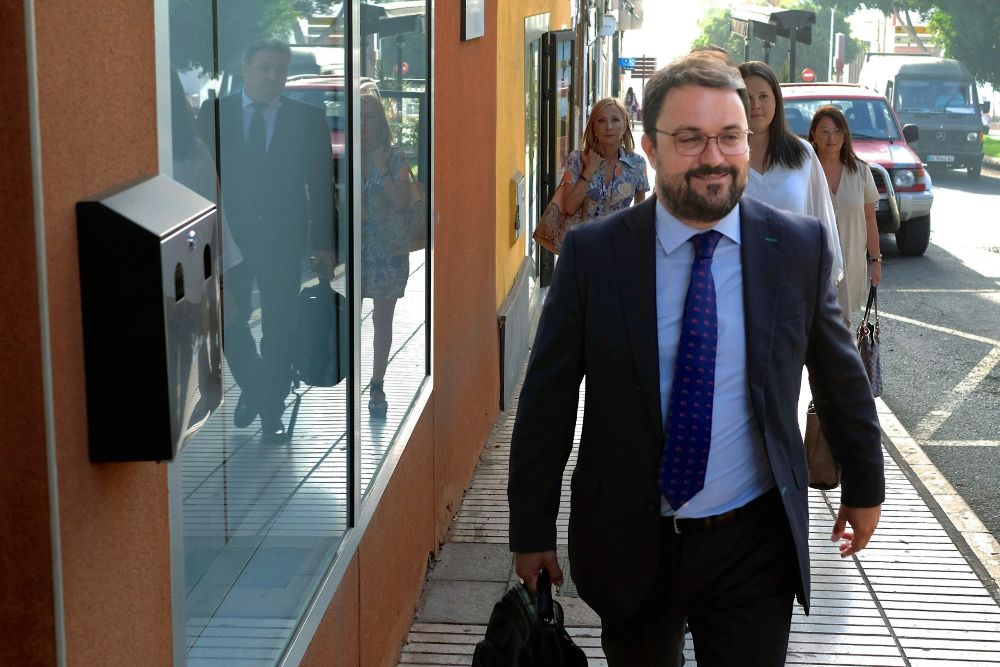 El presidente del PP de Canarias, Asier Antona, a su llegada al juzgado para declarar como testigo.