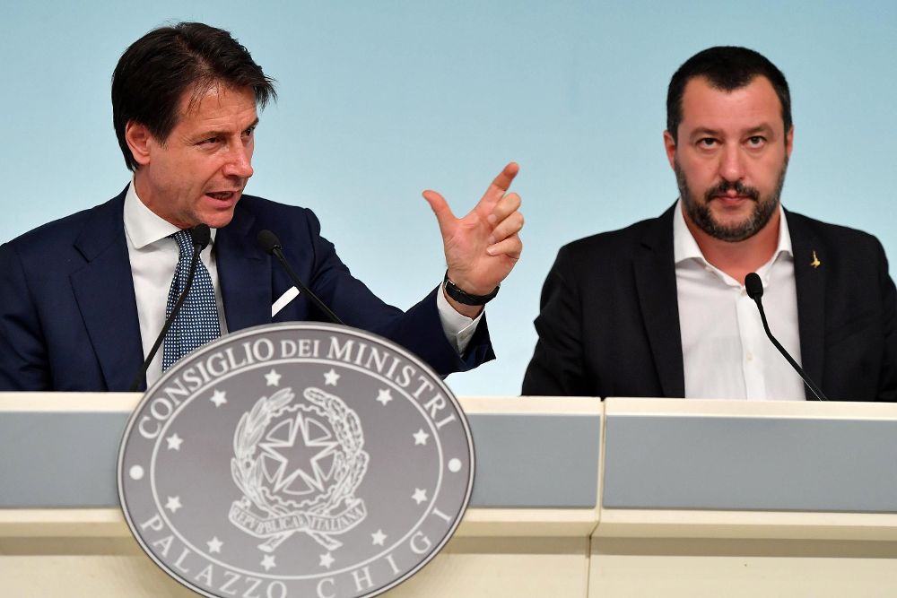 El primer ministro italiano, Giuseppe Conte (i), y el ministro del Interior italiano, Matteo Salvini, ofrecen una rueda de prensa conjunta tras el consejo de ministros.