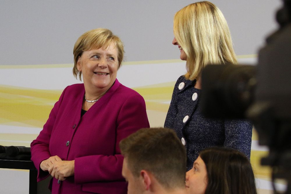La canciller alemana Angela Merkel (i) y la responsable del departamento de Recursos Humanos de Continental, Ariane Reinhart (d), asisten al encuentro "Sprechen wir ueber Europa" (lit. Hablemos de Europa) en Hannover.