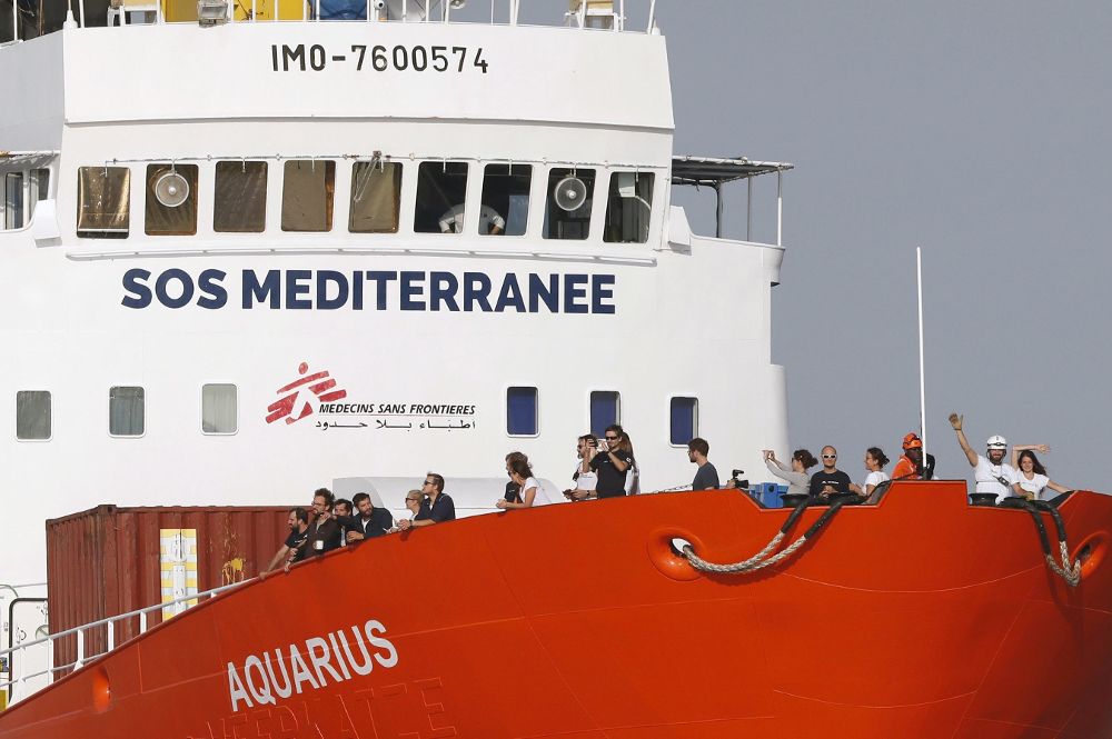 Imagen de archivo muestra al buque humanitario de las ONG SOS Méditerranée y Médicos Sin Fronteras Aquarius mientras llega al puerto de Marsella.