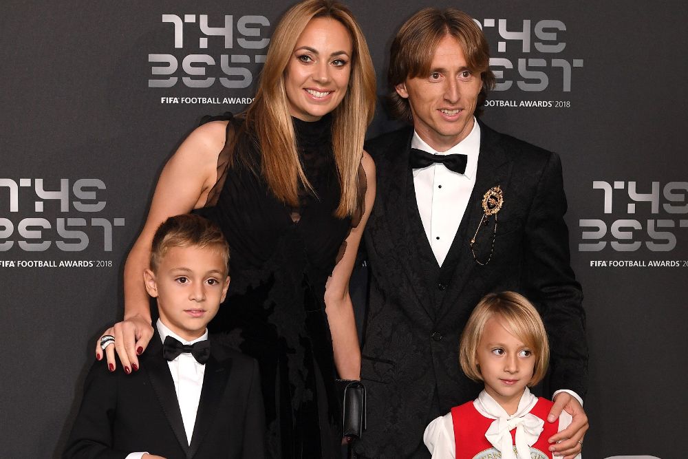 El centrocampista croata del Real Madrid, Luka Modric, posa para los fotógrafos junto a su mujer y a sus hijos a su llegada a los premios.