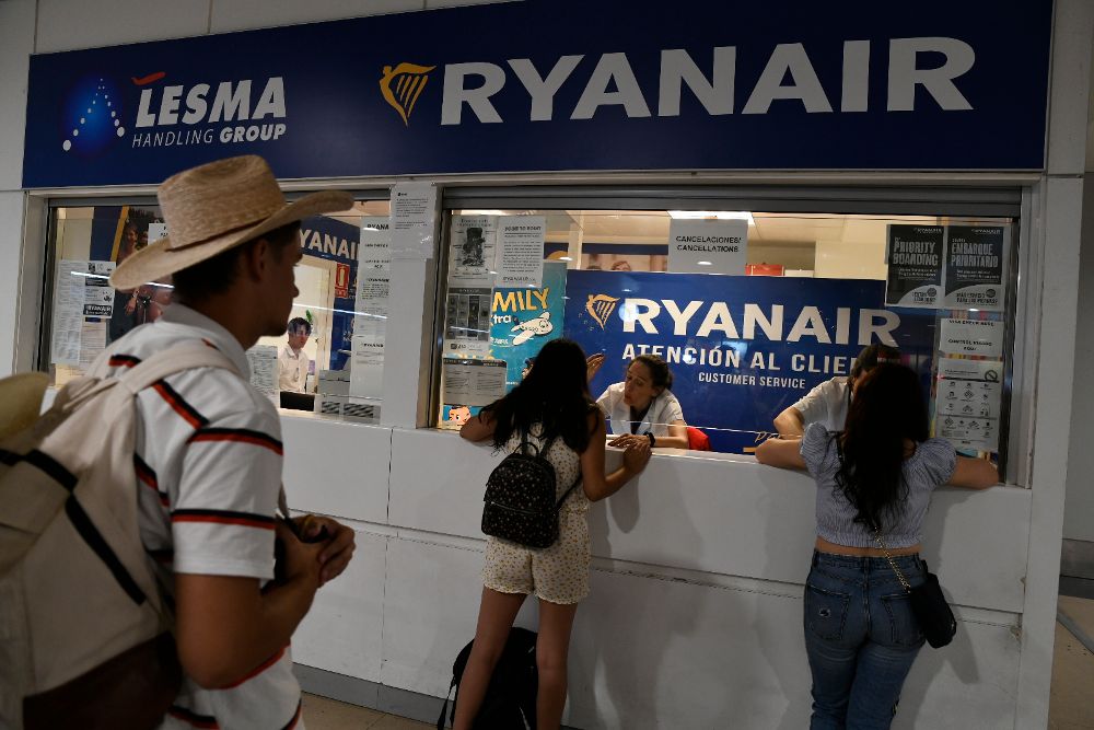 Mostrador de atención al cliente de Ryanair en el aeropuerto Madrid-Barajas Adolfo Suárez.