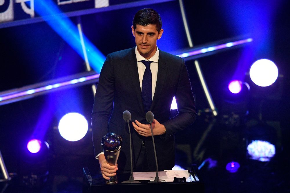 El portero del Real Madrid y de la selección belga, Thibaut Courtois, recibe el premio.