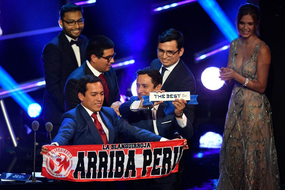 Los aficionados de la selección peruana de fútbol reciben el premio a la mejor afición del Mundial.