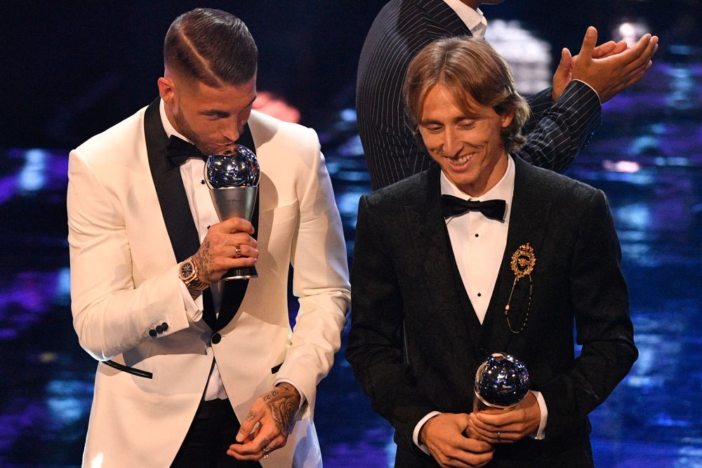 Los jugadores Sergio Ramos (i) y Luka Modric (d) del Real Madrid reciben el premio al once ideal de la FIFA durante la entrega de premios ''FIFA the Best 2018''.
