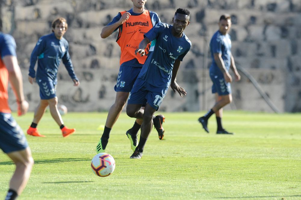 El jugador africano en uno de los pocos entrenamientos que ha podido hacer con el Tenerife.