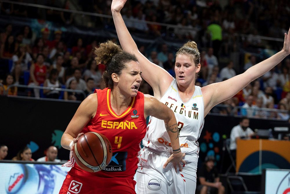 La pívot de la selección española Laura Nicholls (i) entra a canasta ante la defensora de Bélgica Kyara Linskens.
