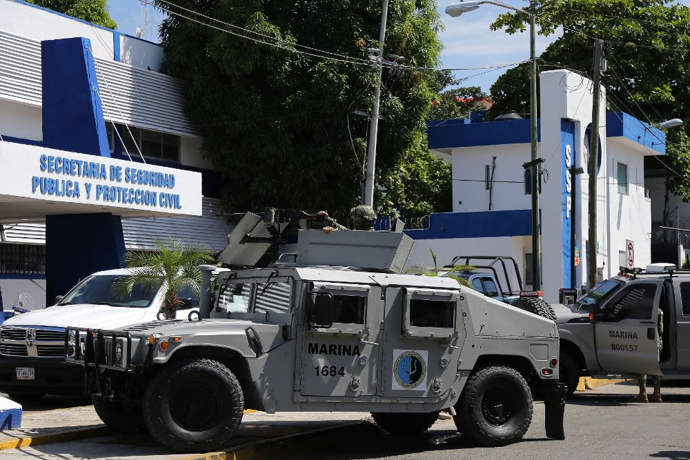 El Gobierno federal y el del estado de Guerrero toman el control de la seguridad en el municipio mexicano de Acapulco, después de que surgieran sospechas que apuntan a la infiltración del crimen organizado en la policía municipal. 