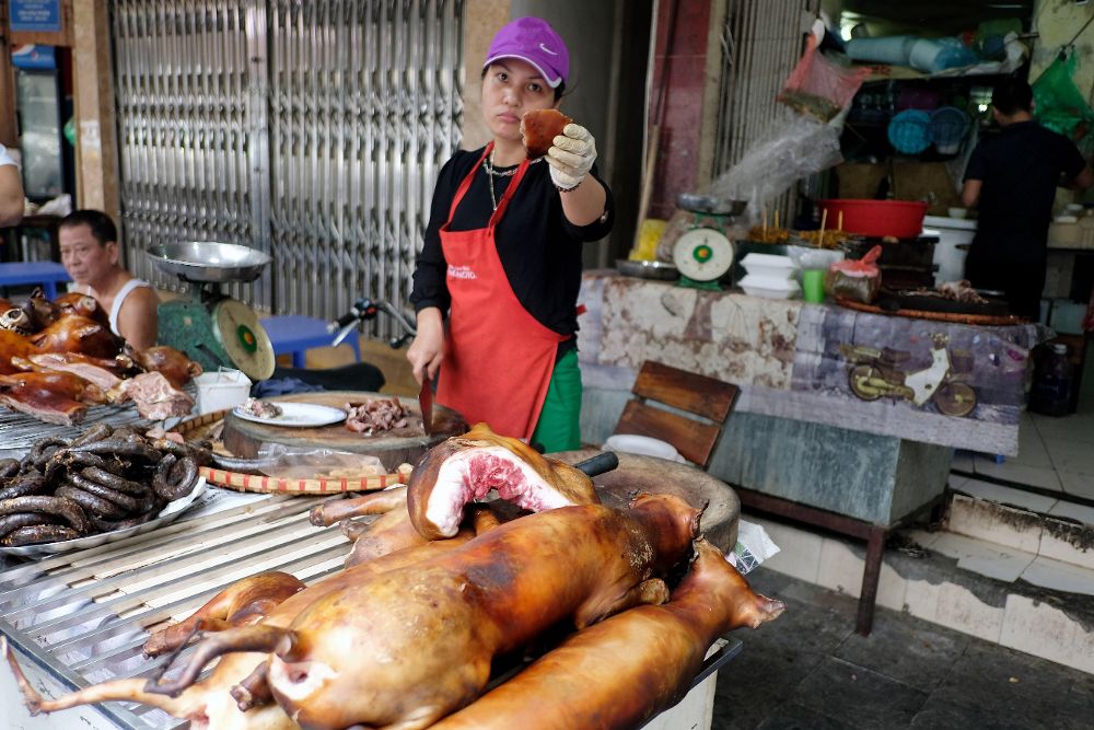 Una mujer vende carne de perro en un mercado de Hanoi (Vietnam).