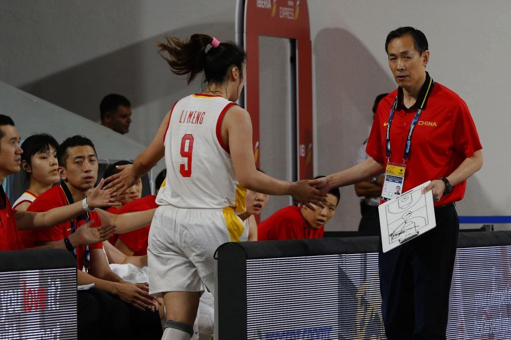 El entrenador de la selección de baloncesto femenino de China, Limin Xu, da instrucciones a sus jugadoras.