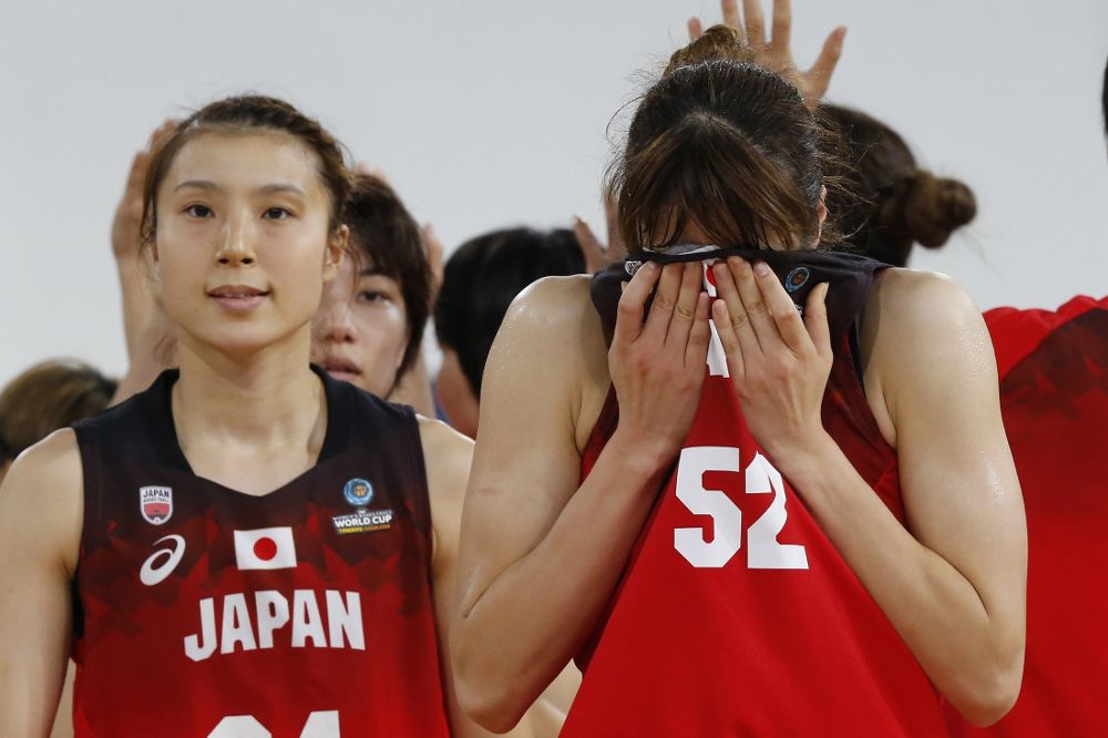 La jugadora de la selección de baloncesto femenino de Japón Yuki Miyazawa (d) llora tras perder el partido que disputaron hoy contra China y quedar fuera del Mundial de Baloncesto Femenino.