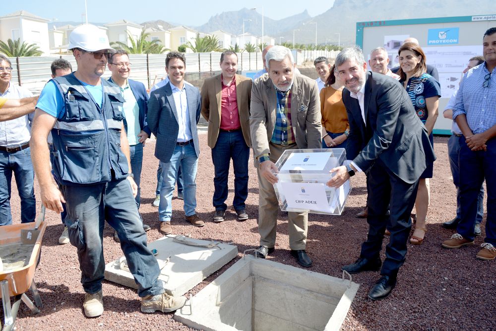 El alcalde de Adeje y el presidente Clavijo colocan una "cápsula de tiempo" en los cimientos de la obra.