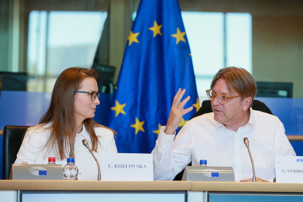 El líder del grupo de los liberales (ALDE) en el Parlamento Europeo, Guy Verhofstadt, conversa con la activista ucraniana y presidenta de la Fundación Diálogo Abierto, Lyudmyla Kozlovska.