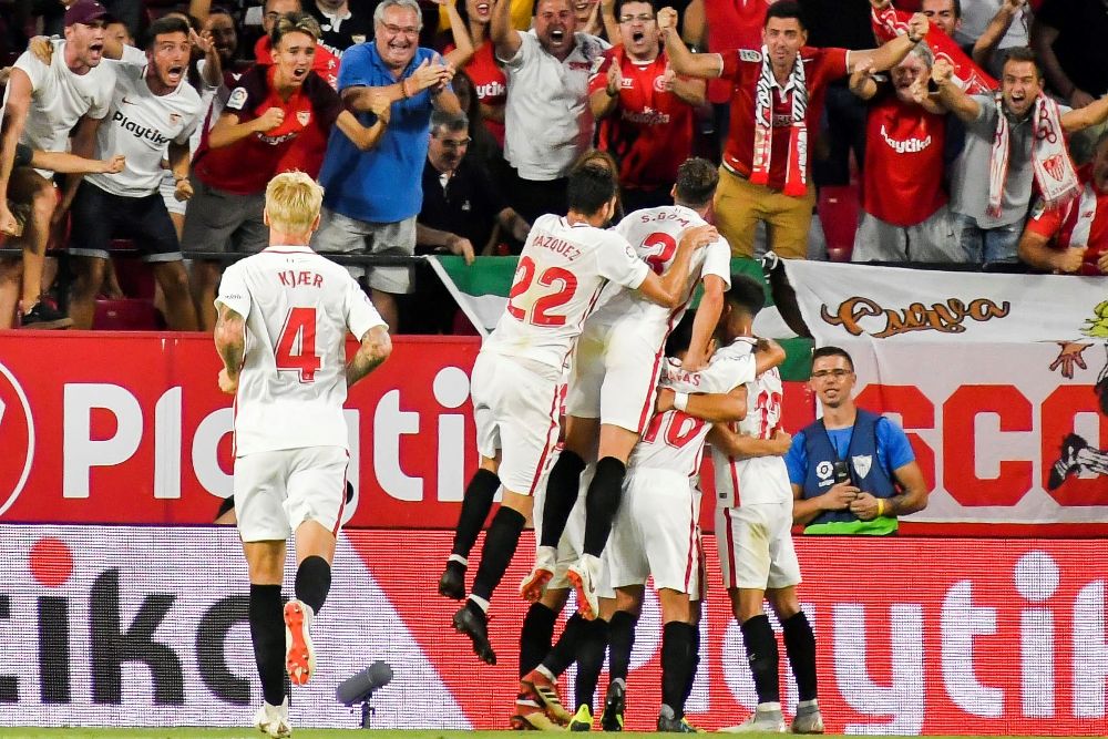 Los jugadores del Sevilla celebran el tercer gol ante el Real Madrid.