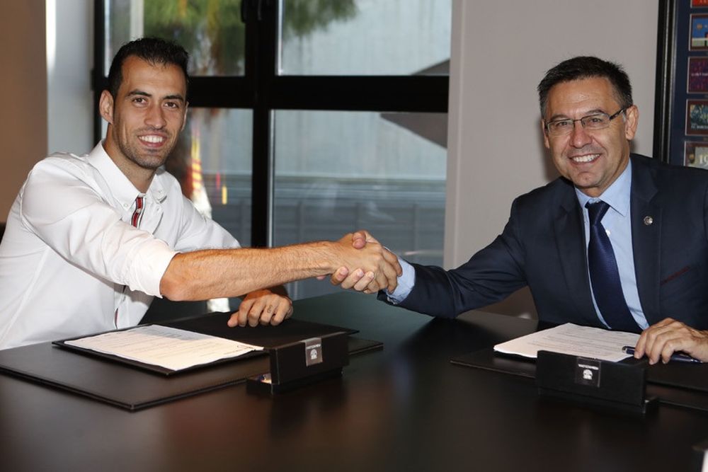 Sergio Busquets y Josep Maria Bartomeu (FC Barcelona) en la firma del contrato.