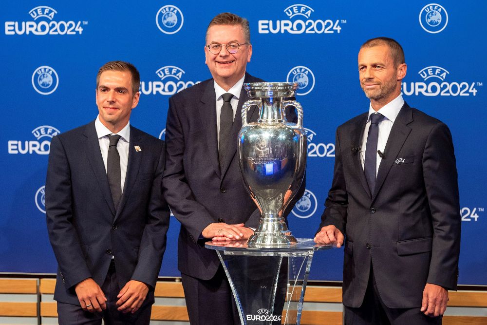 (De izq a der) El embajador de la UEFA EURO 2024, Philipp Lahm; el presidente de la Federación Alemana de Fútbol (DFB), Reinhard Grindel; y el presidente de la UEFA, Aleksander Ceferin, después de que la UEFA anunciara que Alemania tomará el relevo como organizador de la Eurocopa 2024.