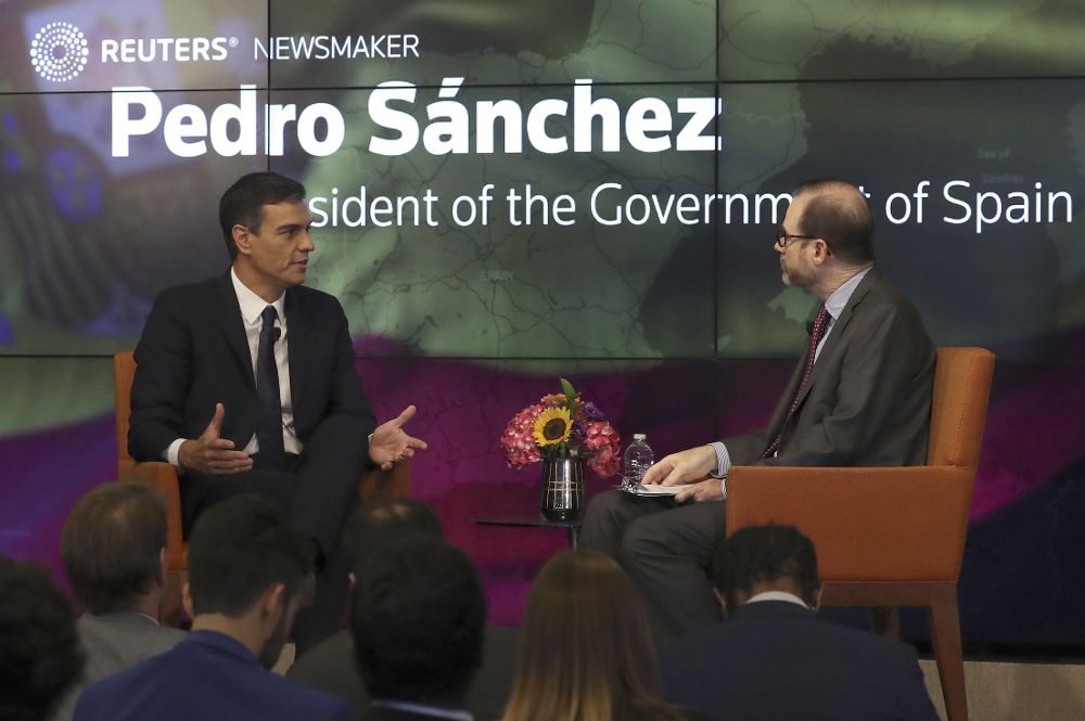 Pedro Sánchez junto al presidente y editor jefe de Reuters, Stephen Adler, interviene en un foro de la agencia de noticias, hoy, en Nueva York.