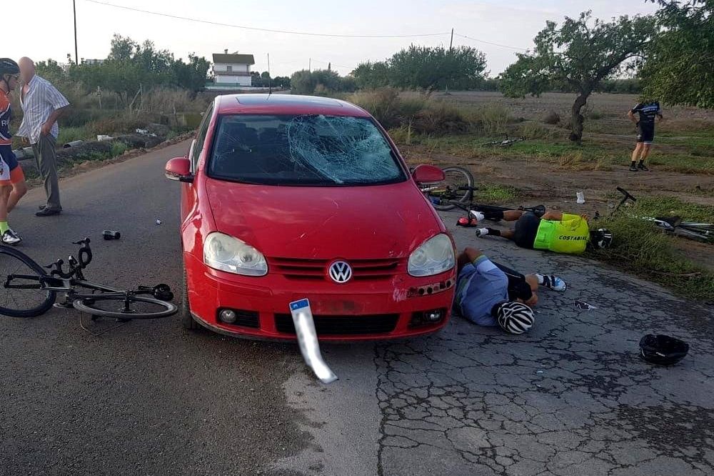 Fotografía facilitada por la Fundación Marcelino Oliver, del accidente en el que un hombre de avanzada edad ha atropellado hoy a un pelotón de ocho ciclistas en un camino de Puerto Lumbreras (Murcia).