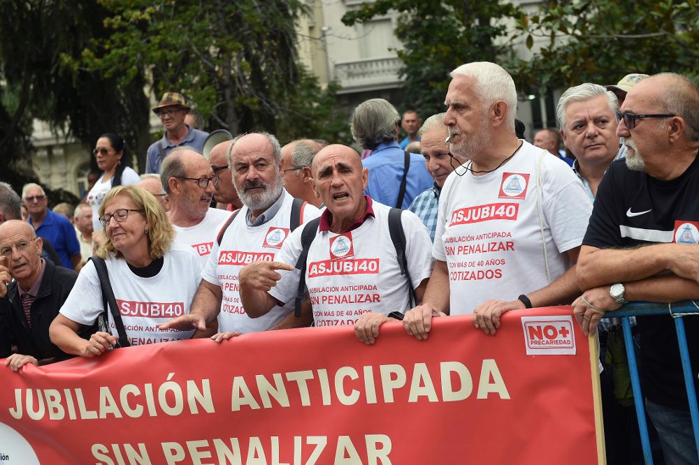 Pensionistas que se concentraron hace días frente al Congreso de los Diputados para exigir unas pensiones dignas.
