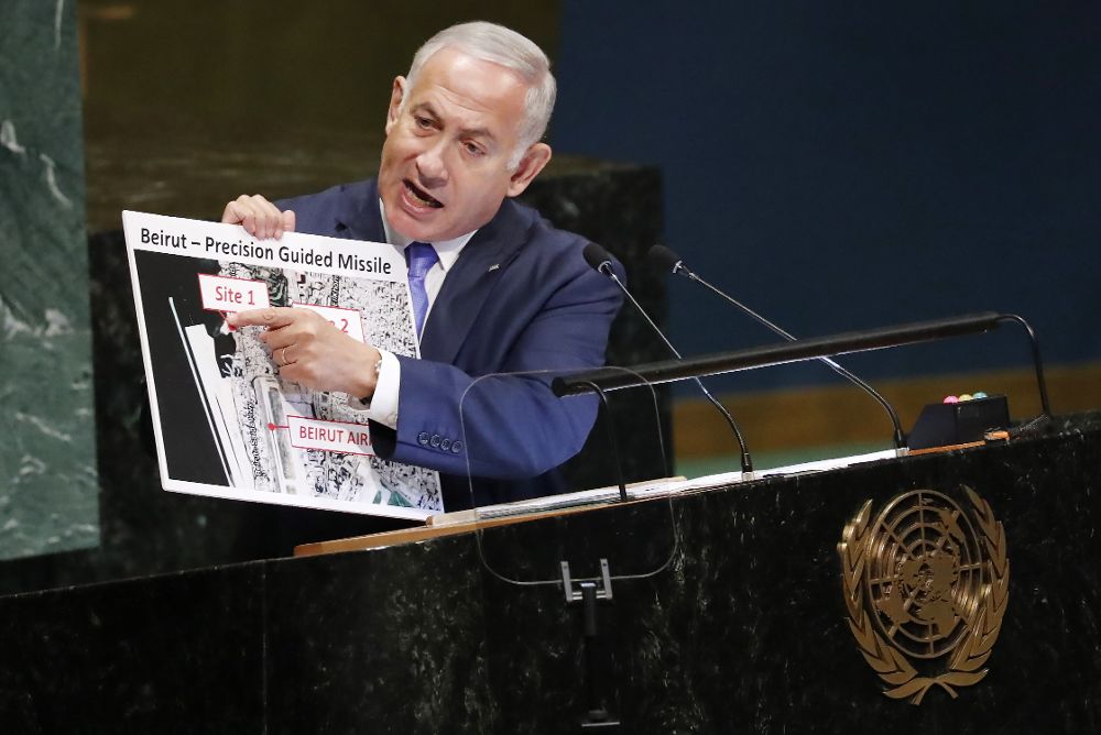 Benjamin Netanyahu muestra fotos de supuestas instalaciones nucleares secretas en Irán.