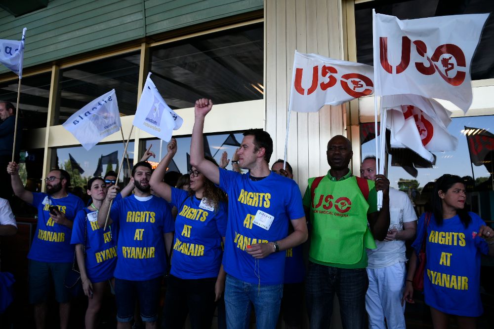 Los sindicatos protestan en el Aeropuerto de Madrid-Barajas Adolfo Suárez durante la huelga de Ryanair del miércoles 25 de julio.