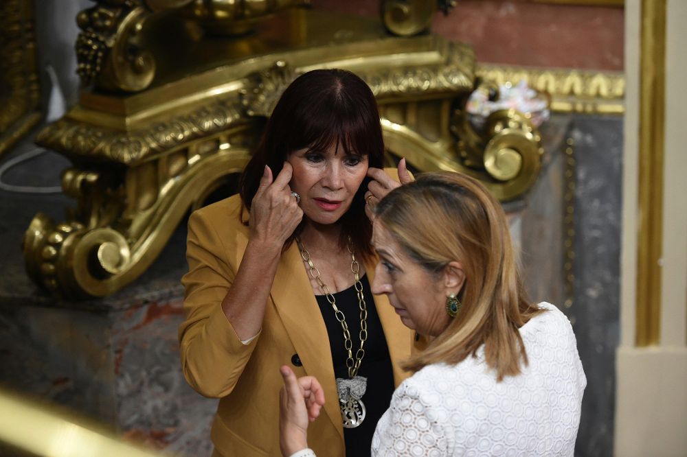 La presidenta del Congreso, Ana Pastor (d), conversa con la diputada del PSOE Micaela Navarro.