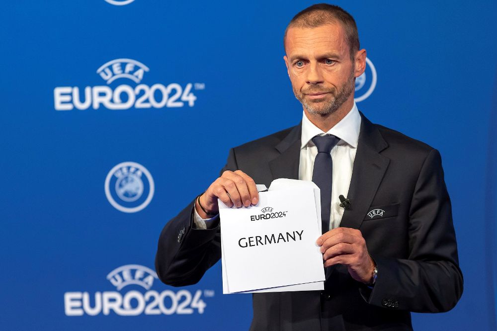 El presidente de la UEFA, Aleksander Ceferin, anuncia que Alemania tomará el relevo como organizador de la Eurocopa 2024, durante una ceremonia en la sede de la organización en Nyon, Suiza.