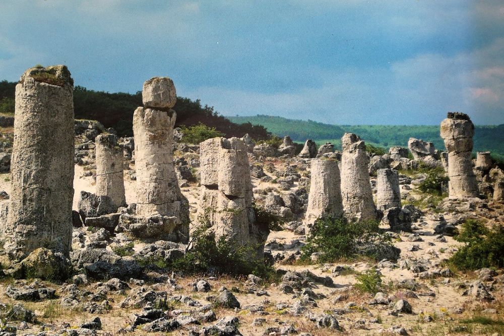 La zona costera del Mar Negro en Bulgaria alberga cerca de la ciudad de Varna un inusual recinto geológico con unas 350 columnas rocosas, con hasta 10 metros de altura, cuyos orígenes no están claros.