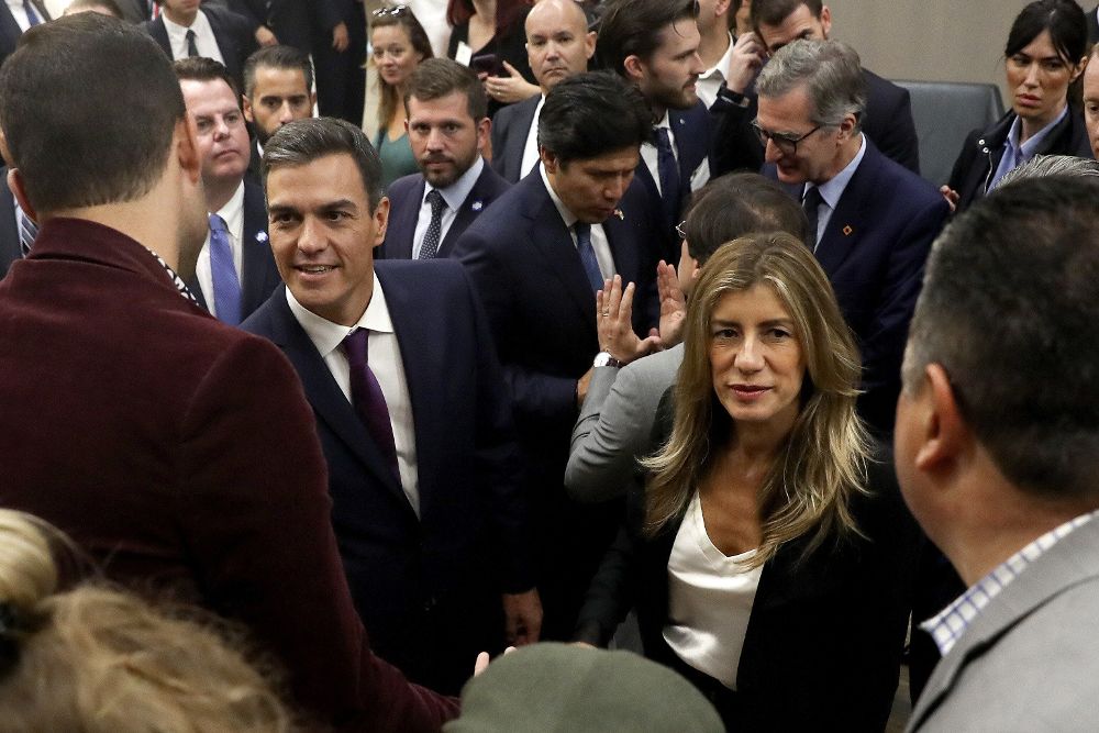 Pedro Sánchez (2i), su esposa, Begoña Gómez, y el senador Emeriti Kevin de León (c), durante la visita que han realizado hoy a las instalaciones del LACI, en la ciudad de Los Angeles. 