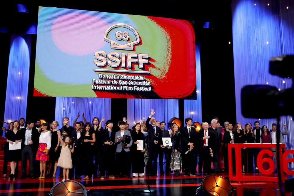 Foto de familia de los galardonados en la 66 Festival de Cine de San Sebastián, posando al finalizar la gala de clausura celebrada hoy en el Kursaal de la capital donostiarra.