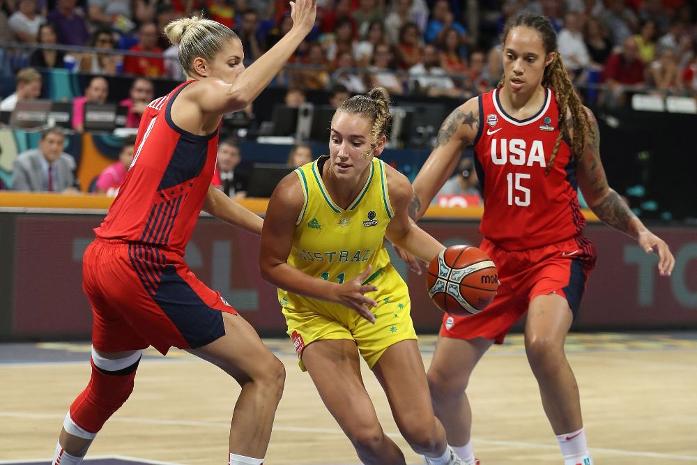 La jugadora de Australia Alanna Smith (c) supera la defensa de las jugadoras estadounidenses Elena Delle Donne (i) y Brittney Griner, durante la final de la Copa del Mundo de Baloncesto Femenino FIBA 2018 que disputan en el Santiago Martín Arena de Tenerife. 