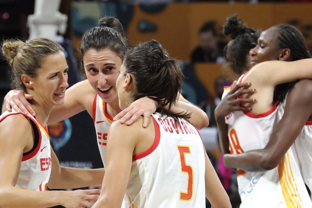 La jugadoras de la selección española celebran la victoria sobre el combinado de Bélgica a la finalización del encuentro por la medalla de bronce.