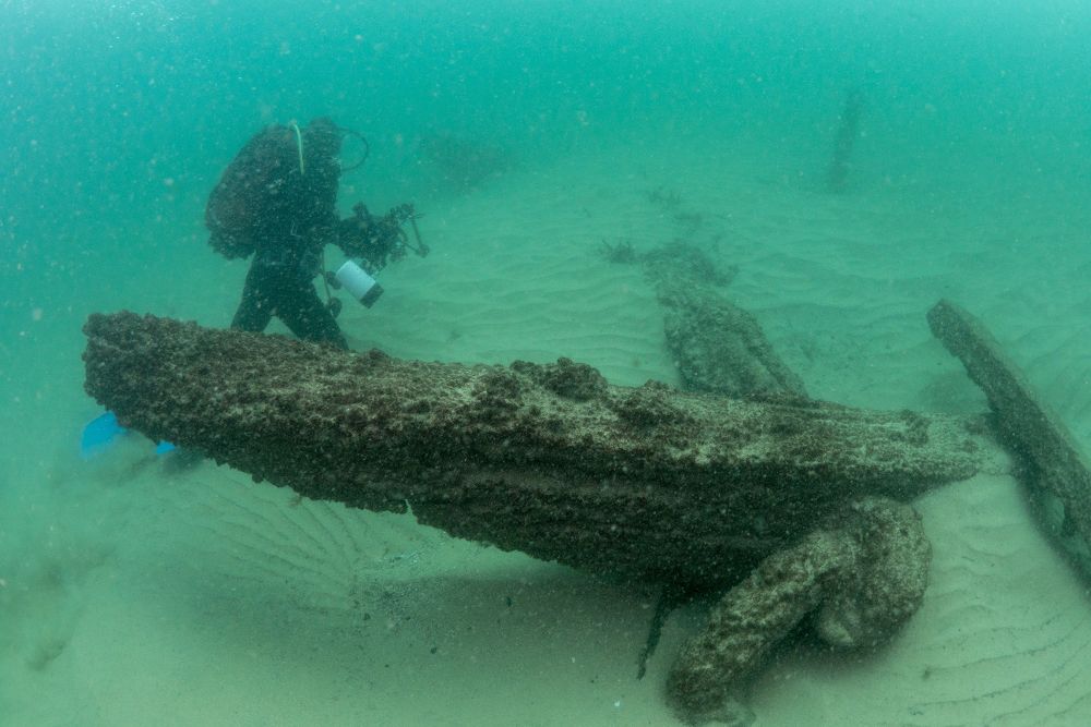 Fotografía cedida por el Consejo Municipal de Cascais que muestra a un arqueólogo durante una inmersión cerca del barco descubierto.