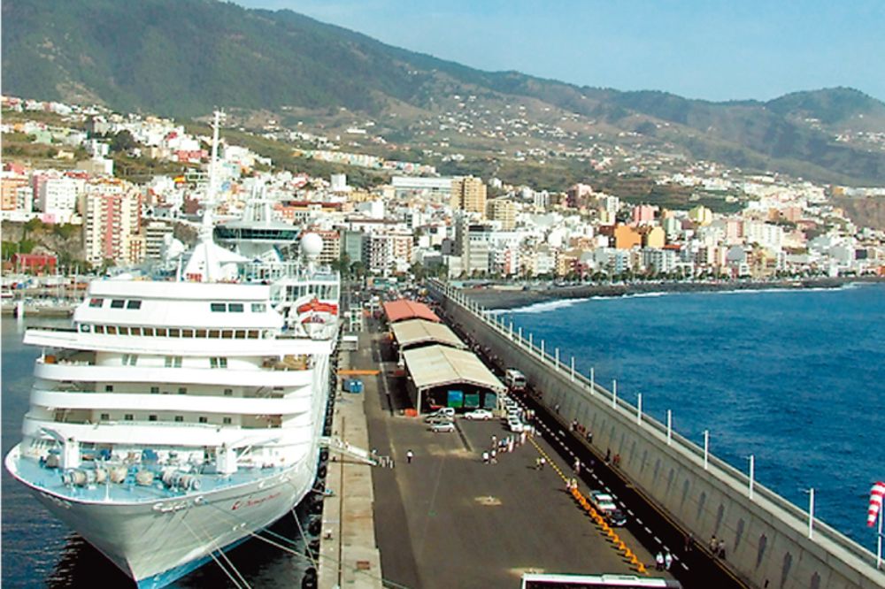 Vista del puerto de Santa Cruz de La Palma con un crucero atracado.