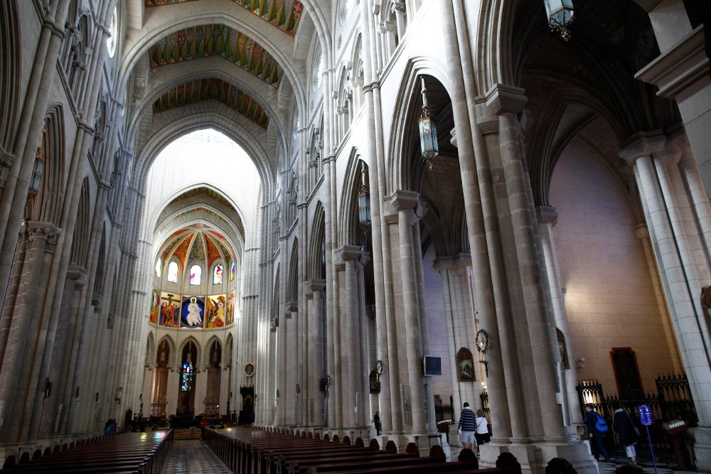 Interior de la catedral de la Almudena de Madrid.