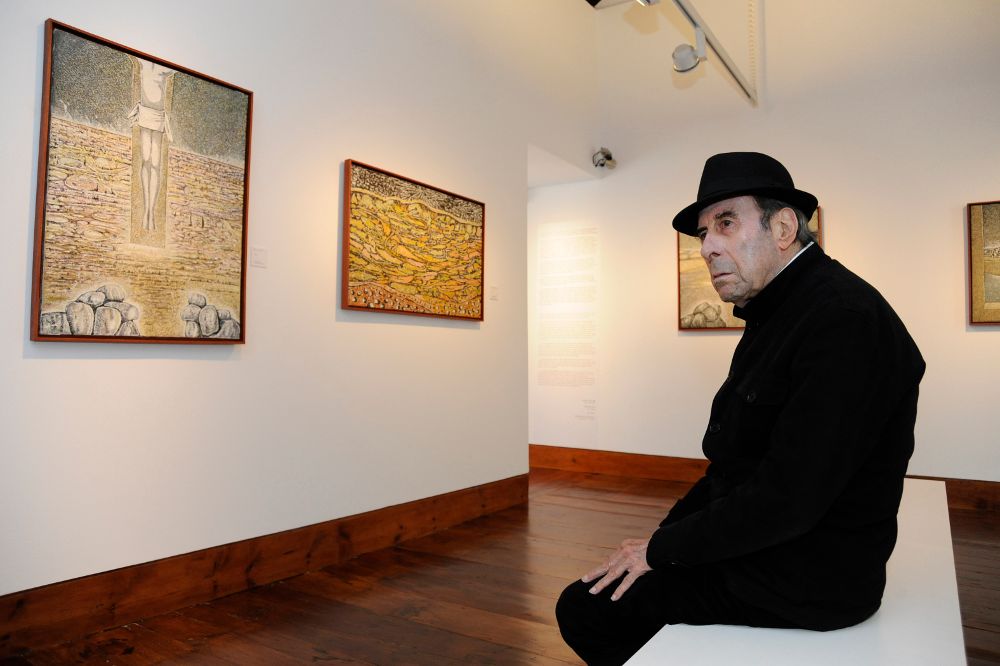 Imagen de archivo del pintor tinerfeño en una de sus exposiciones.