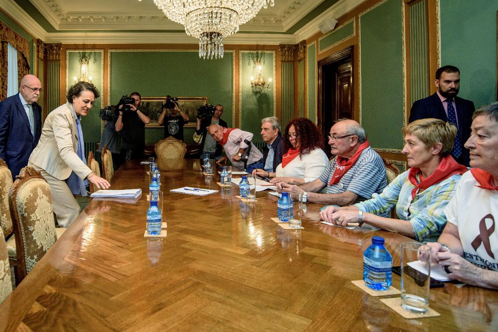 La ministra de Trabajo, Migraciones y Seguridad Social, Magdalena Valerio(2i), se reúne con representantes de los pensionistas, en una jornada de movilizaciones de este colectivo en toda España.