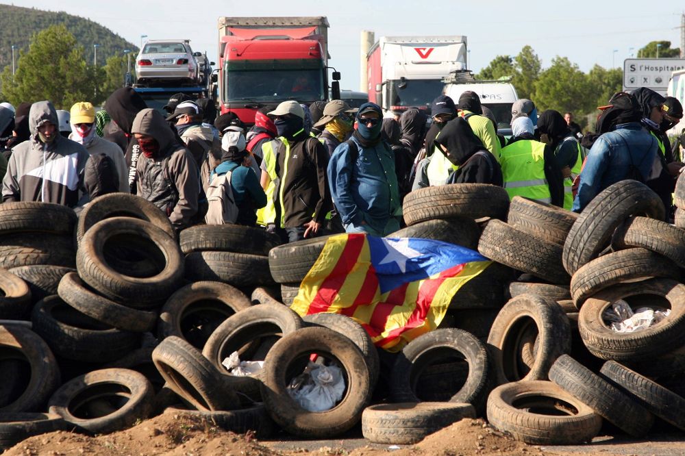 Las actuaciones de los CDR han provocado cortes de carreteras y retenciones de tráfico en diferentes puntos de la red viaria como en la AP-7, a la altura de Hospitalet de l'Infant (Tarragona).