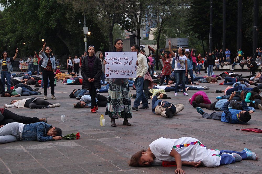 Estudiantes de la Universidad Autónoma Metropolitana (UAM) participan en un acto conmemorativo.