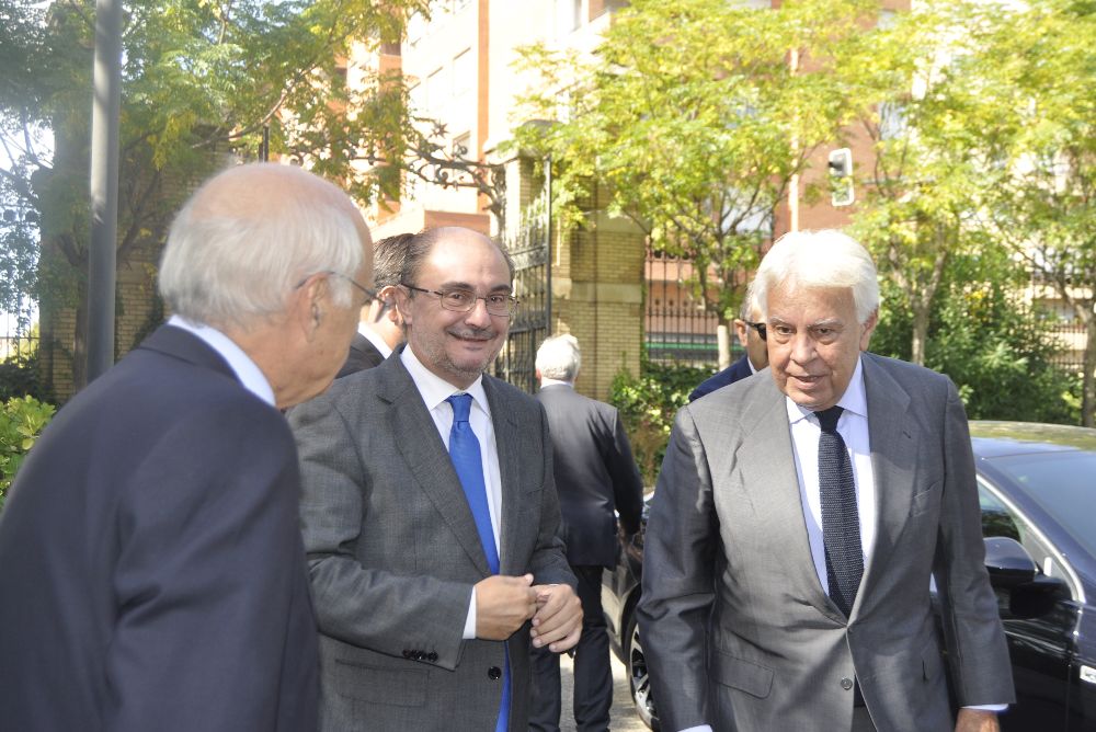 El expresidente del Gobierno de España Felipe González (PSOE) con su homólogo aragones (c), Javier Lambán.