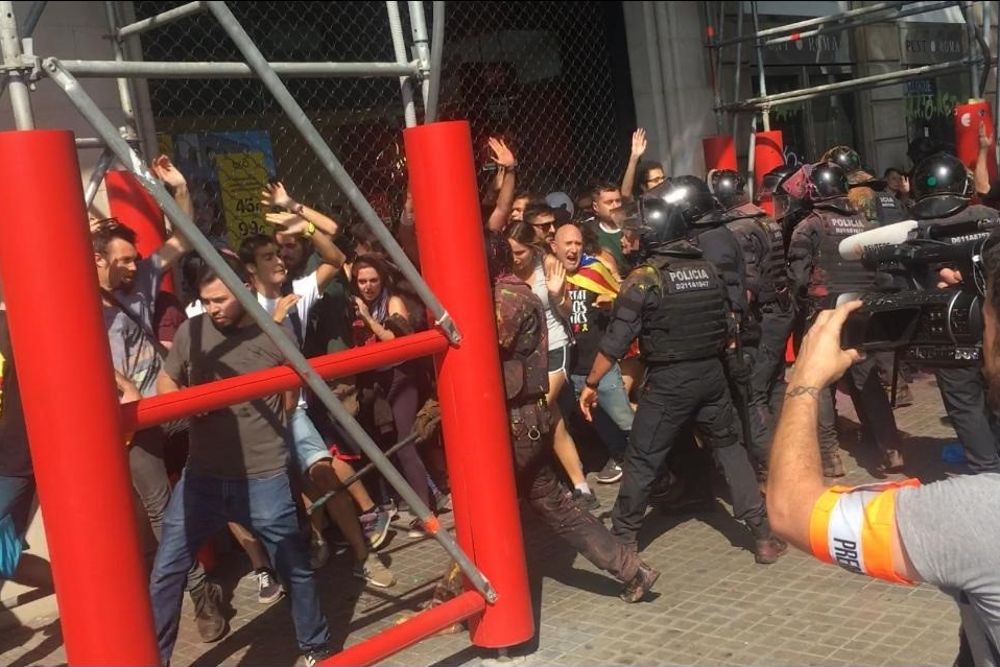 Carga de los Mossos contra inpependentistas en el centro de Barcelona,