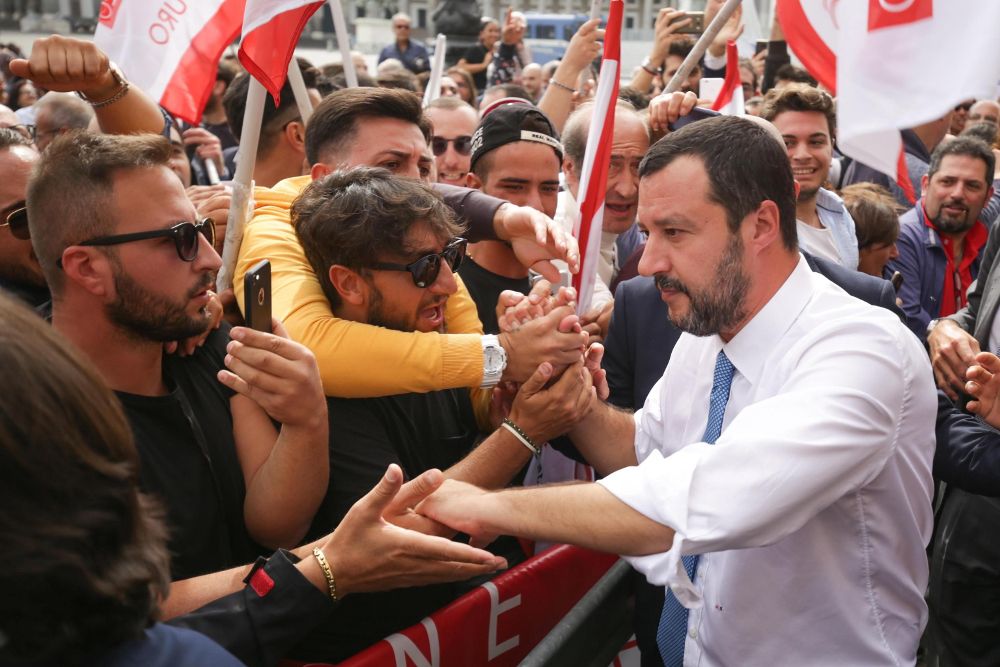 El ministro del Interior, Matteo Salvini (dcha), saluda a varios seguidores durante su visita a Nápoles, hoy, martes.