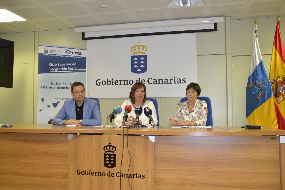 La consejera de Educación, Soledad Monzón (C) con responsables de Radio Ecca.